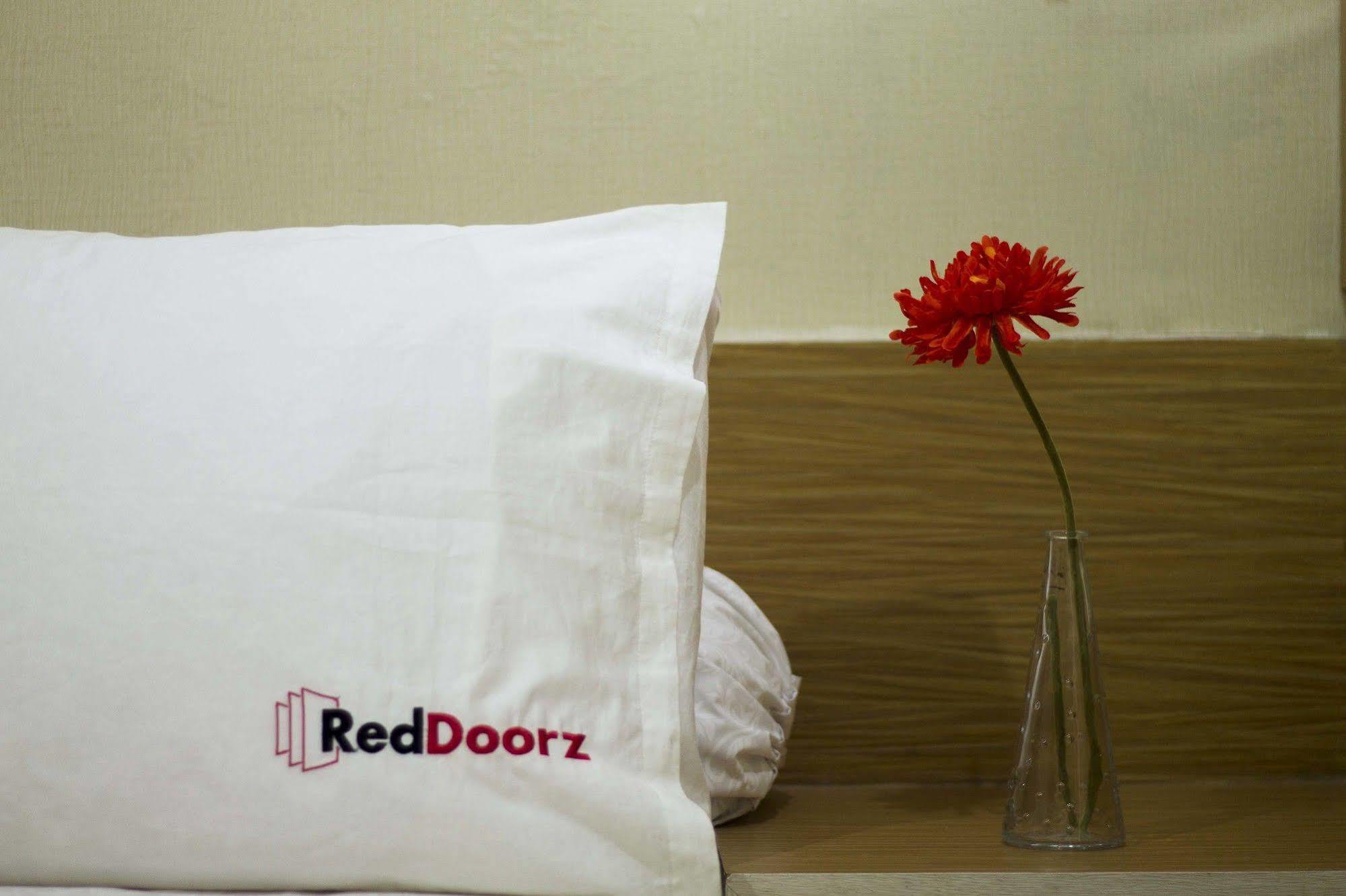 Отель Reddoorz @ Setrasari Бандунг Экстерьер фото
