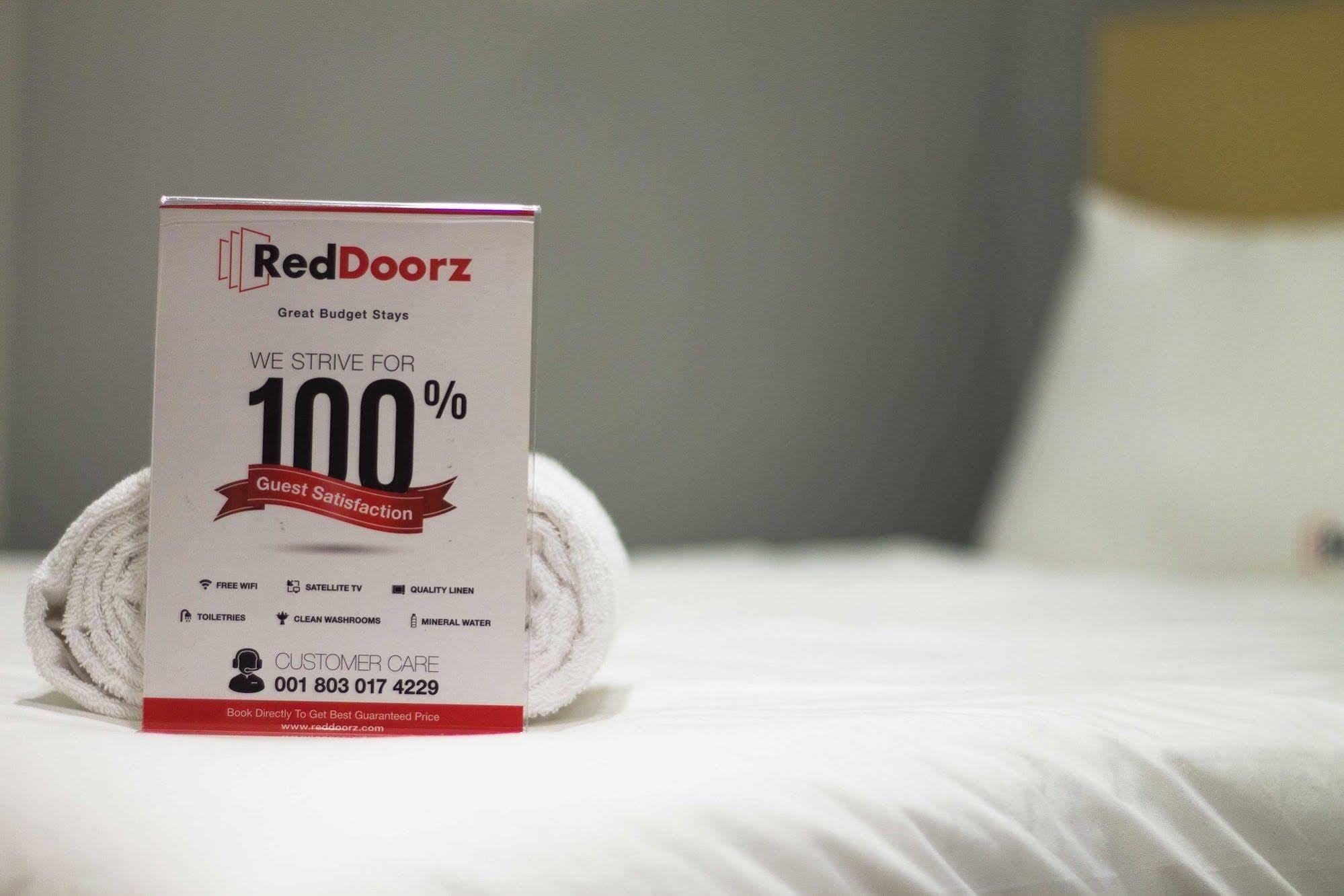Отель Reddoorz @ Setrasari Бандунг Экстерьер фото